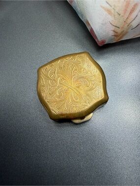 Vintage Stratton Floral Engraved Pill Box #26TB